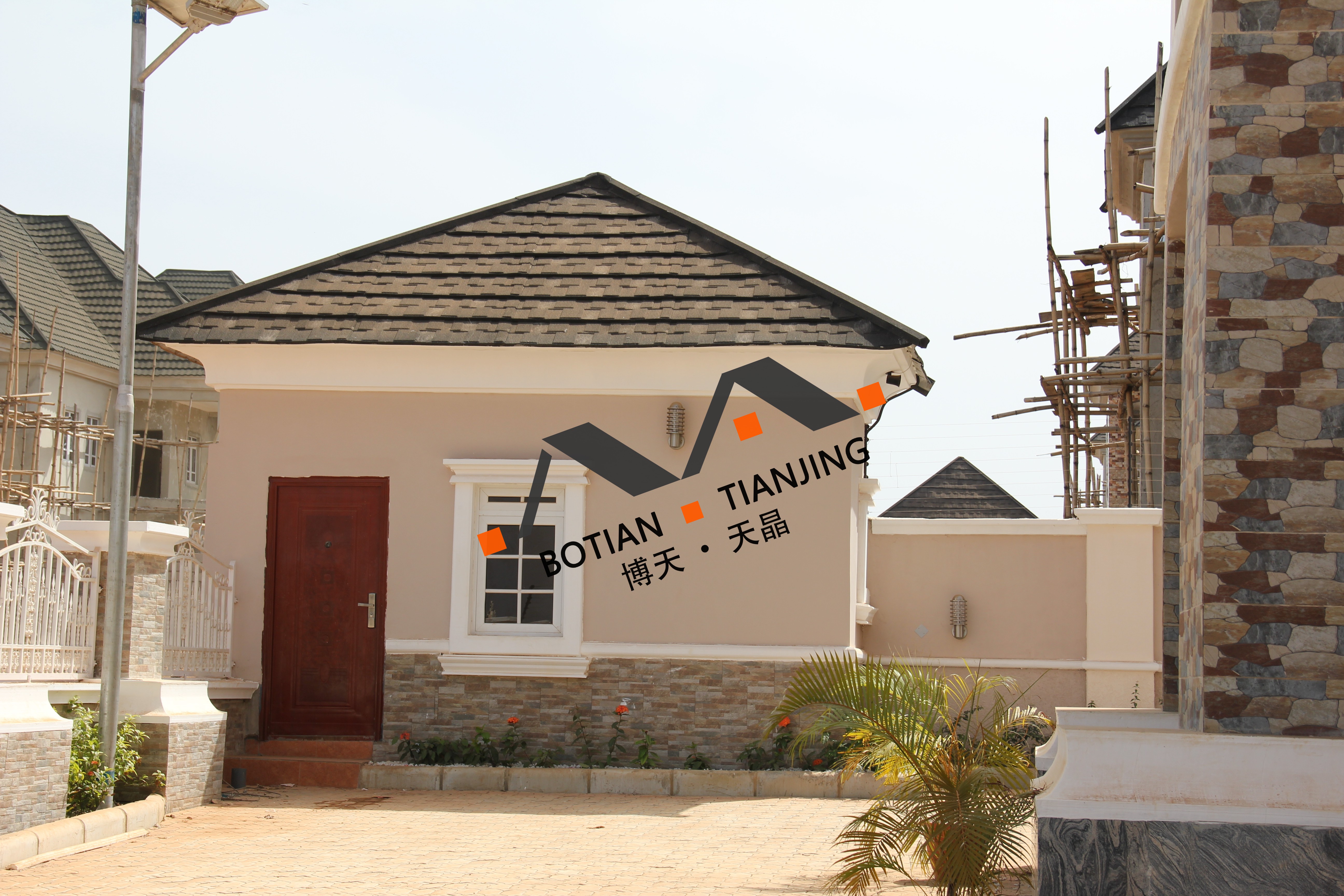 農村自建房用彩石金屬瓦好還是用樹脂瓦好?